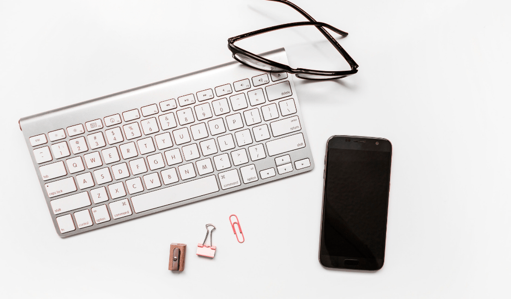 keyboard with phone and sunglasses
Managing your money in your 20s