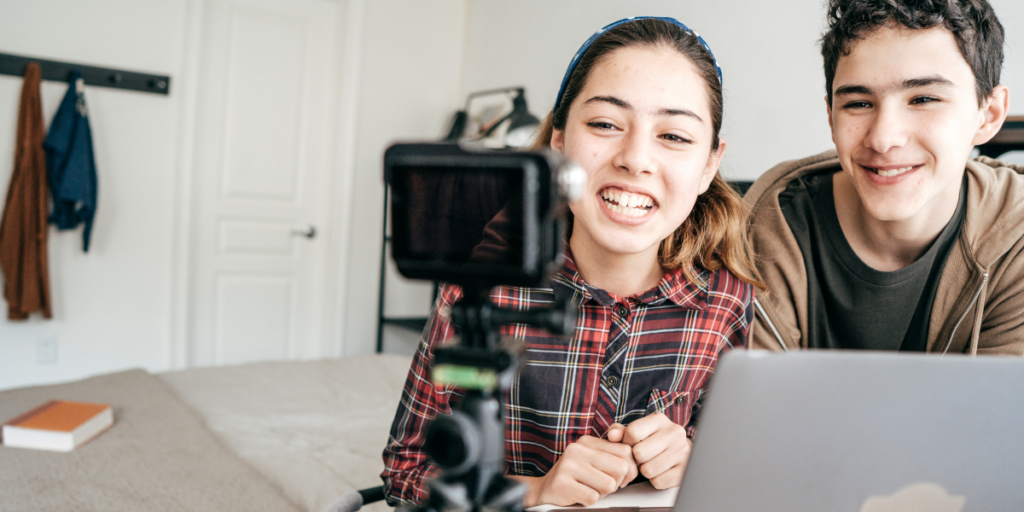 A young couple earning gift cards online by blogging in their spare time. 